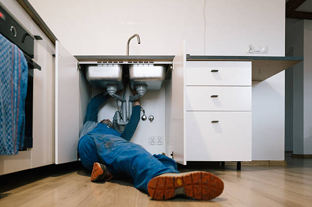 Professional Emergency Plumber technician working in Grove, OK
